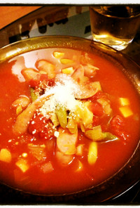 ウィンナーゴロゴロのホットなトマトスープ