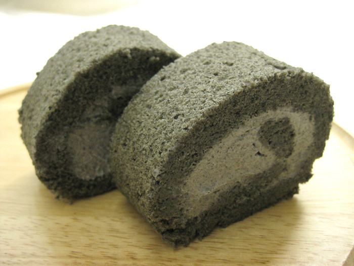 黒ごまのふわふわロールケーキの画像
