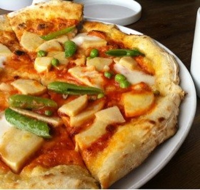 筍とスナップえんどうのトマト味噌ピザの写真