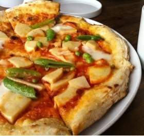 筍とスナップえんどうのトマト味噌ピザの画像