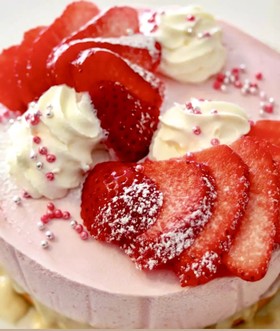 材料これだけ。簡単いちごのムースケーキ