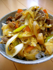 ランチ◎簡単♪牛こまと葱☆すき焼き風牛丼の写真
