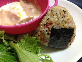 卵ふりかけと梅のおにぎり
