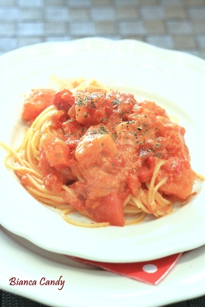 トマトとモッツァレラチーズのパスタの画像