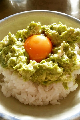アボカドクリームチーズの卵かけご飯