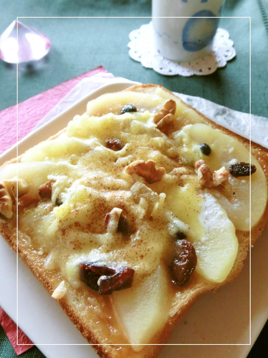ピーナッツクリーム・林檎・胡桃のトーストの画像