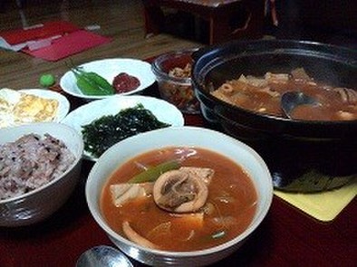 韓国のウマ辛料理　　イカのチゲの写真
