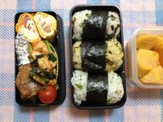 卵ふりかけと塩昆布のおにぎりの写真