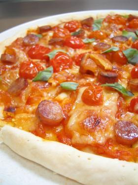 自家製バジルとミニトマトのピザの画像