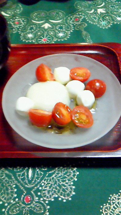モツァレラとミニトマトのオリーブオイル餅の写真