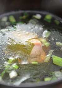 生姜で温まろう！鶏とわかめの生姜スープ