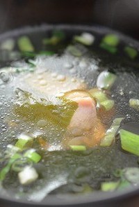 生姜で温まろう！鶏とわかめの生姜スープ