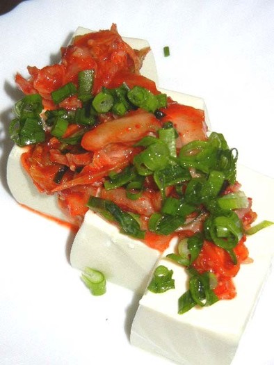 温豆腐のキムチ乗せの写真