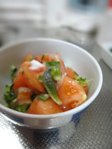 トマトときゅうりのクミンヨーグルトサラダの写真