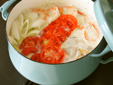 シーフード豆乳塩トマラーメン鍋の写真