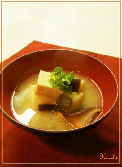 干し椎茸とお豆腐の美味しい味噌汁の写真