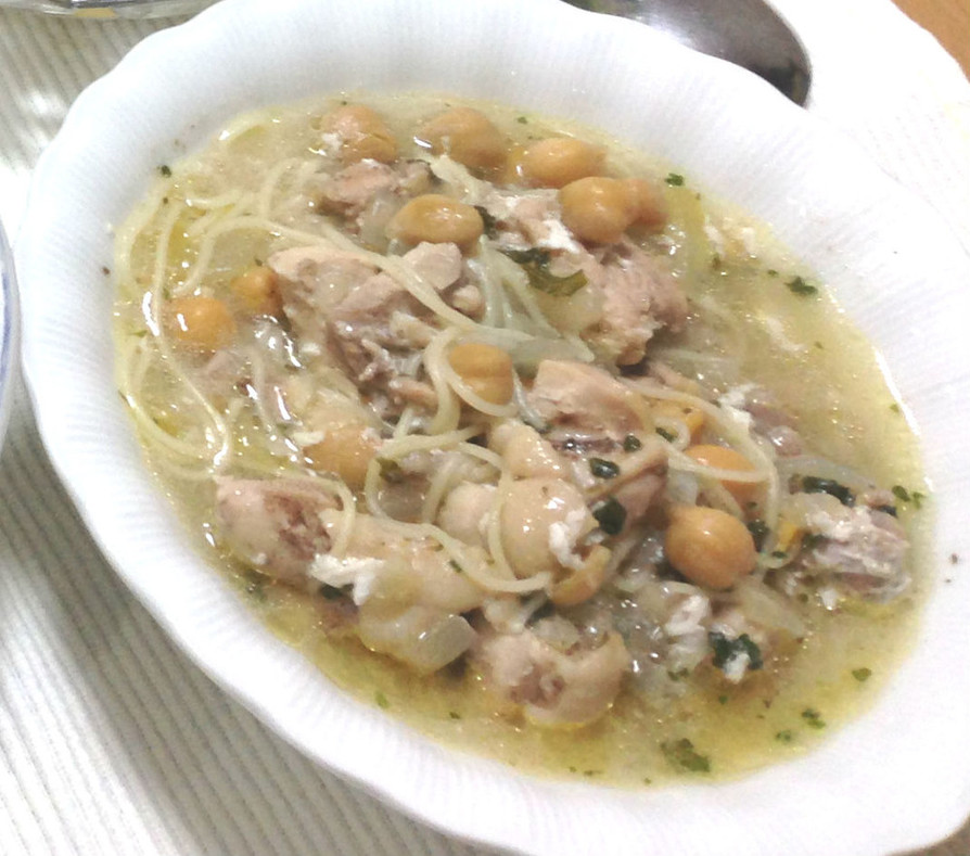 チキンショルバ（アルジェリアのスープ）の画像