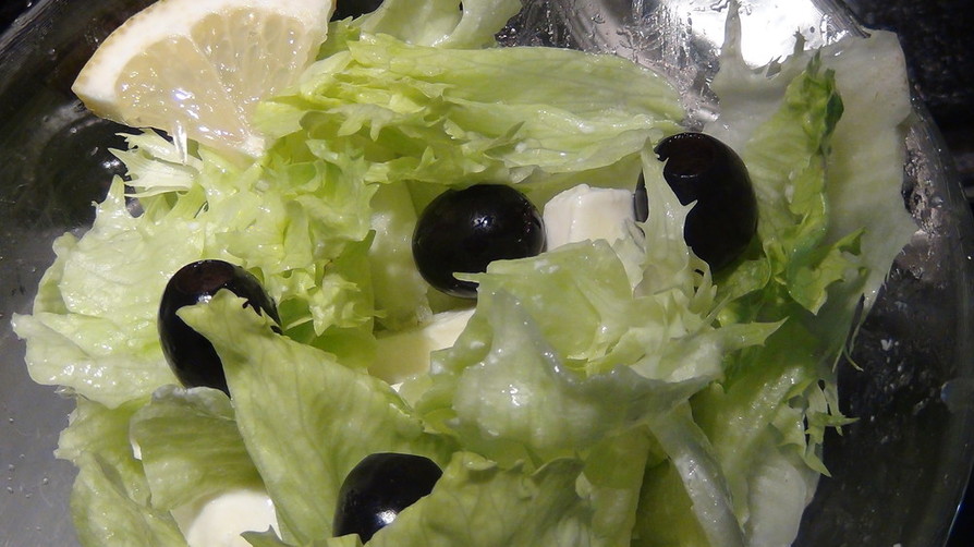 モッツァレッラチーズの地中海風サラダ。の画像