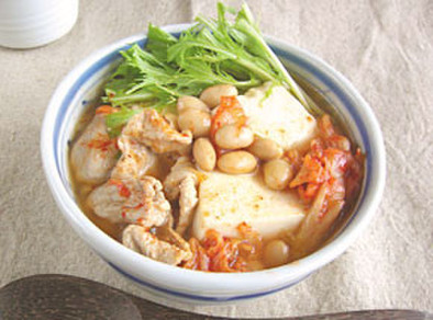 蒸し大豆と豆腐のキムチスープの写真