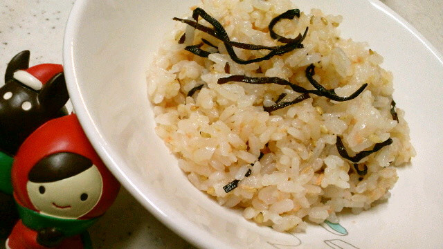簡単！鮭フレ＆塩昆布混ぜご飯(おにぎり）の画像
