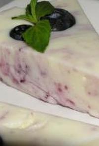 マーブル模様のブルーベリーレアチーズケーキ