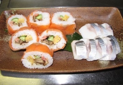スモークサーモンの巻き寿司の写真