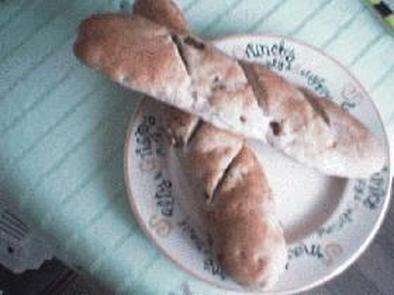胡桃とラムレーズンのライ麦パンの写真