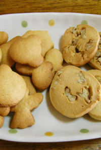 簡単型抜きクッキーと、くるみのクッキー
