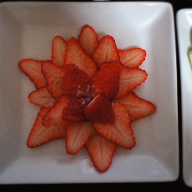 たった２粒のいちごで満足できる切り方 笑 レシピ 作り方 By Morinoaya クックパッド