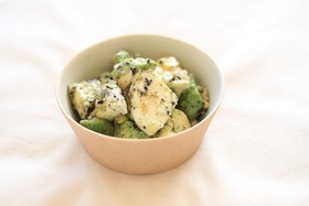 モッツァレラとアボカドの黒胡麻醤油麹和え