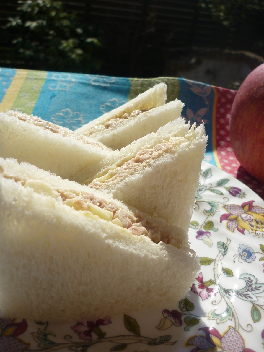 ツナりんごチーズのサンドイッチの画像