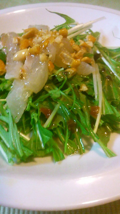 サラダに柿ピー　白身魚と水菜のサラダの写真