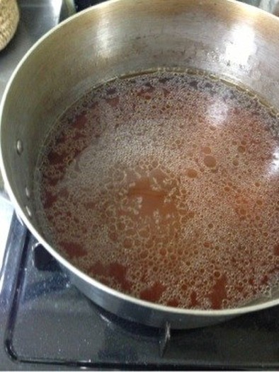 あっさり味の醤油ラーメンスープの写真