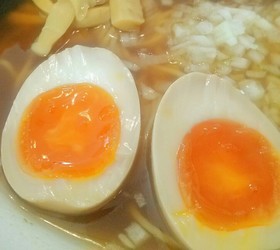 行列の出来るラーメン屋の◎味玉◎