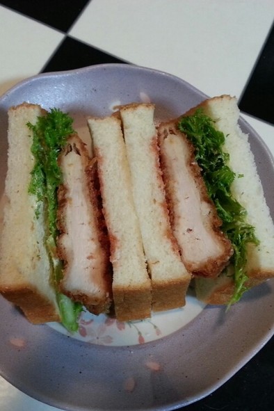 チキンカツとわさび菜のサンドイッチの写真