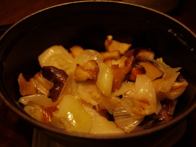 原木 椎茸とネギ・ベーコンのココット蒸しの写真