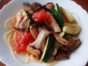 トマトソースのスパゲッティ 夏野菜のグリルのせ