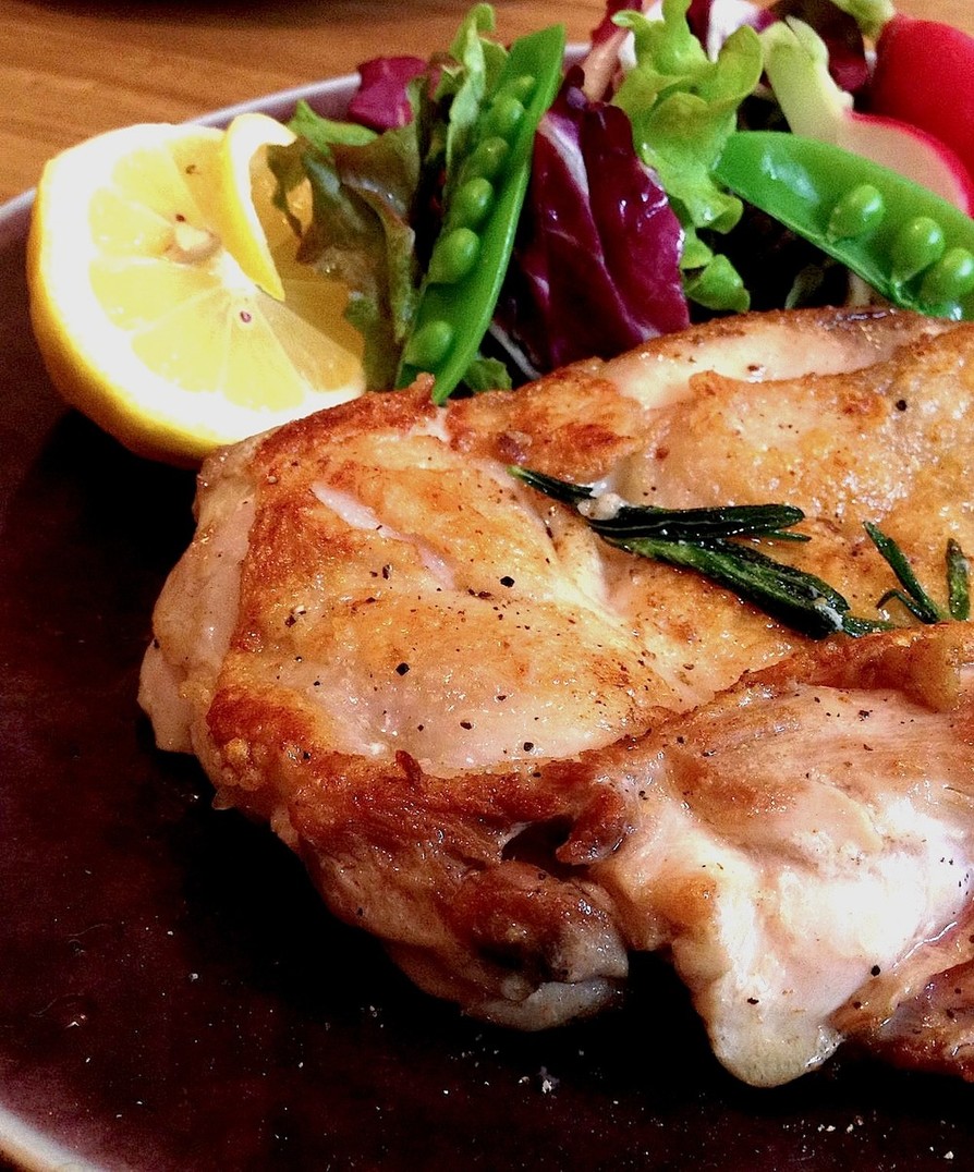 ローズマリーが香る鶏もも肉のソテーの画像
