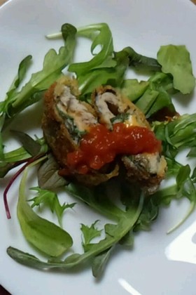 鰯の大葉チーズ包みのトマトソースがけ