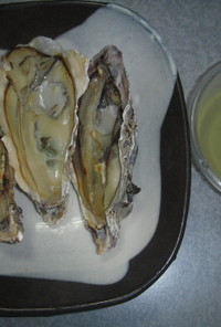 殻つき牡蠣を調理シェフ