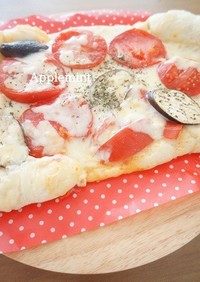 トマトとなすとモッツアレラチーズのピザ