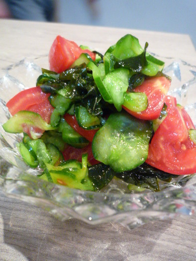 キュウリ・ワカメ・トマト・生姜の酢の物　の写真