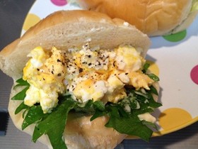 黒コショウタップリ✿卵と大葉サンド