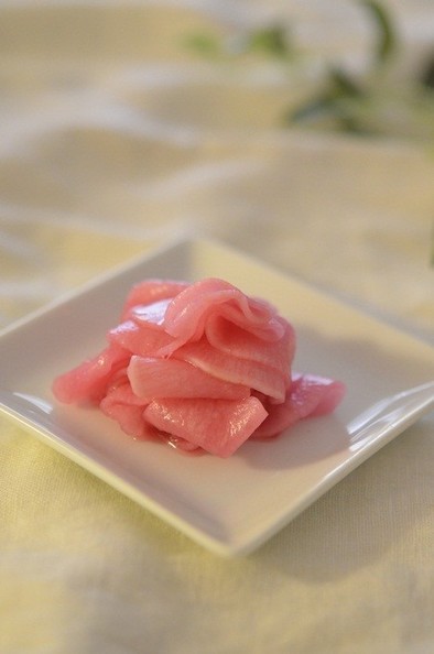 お弁当に♪紫芋粉でピンクの桜大根の写真