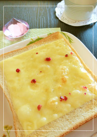 ピンクペッパー　on　甘いチーズトースト
