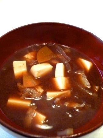 玉ねぎと豆腐の味噌汁の画像