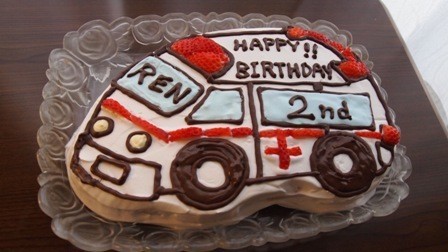 型がなくてもかわいいケーキ　救急車編の画像
