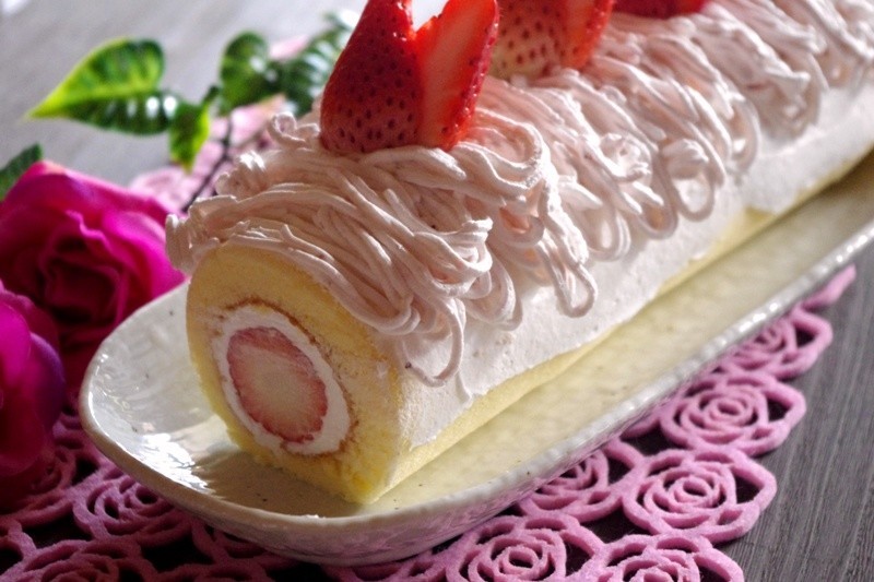 雛ケーキ☆苺モンブランのロールケーキの画像