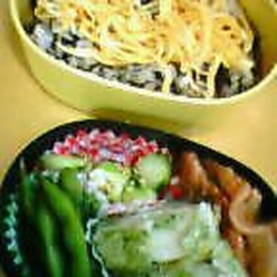 お弁当　ひじきご飯と生姜焼きの写真