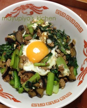 フライパンひとつ!小松菜ナス豚味噌炒め丼